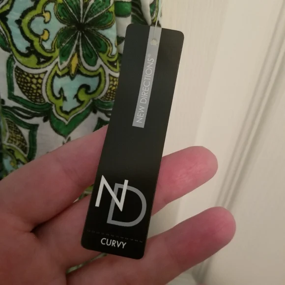 🍀 New Directions Curvy Tee Shirt - Picture 4 of 6